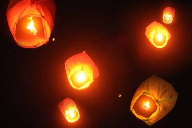 India.These fener ucuz satılan Çin ürünleri infiltrasyonu nedeniyle Diwali sırasında Hint gökyüzünün yaktı Çin gökyüzü fenerler kuşlar ve sinek kim onları içinde dolaşmış ve ölmek için büyük bir tehdit. Ayrıca bu fener yerde düşebilir bir