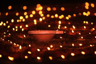Diwali toprak lamba kadife çiçeği çiçek ve diğer küçük mumlar ortasına Diwali Festivali Hindistan'da Hindu Dini bir ayin sırasında tuttu.