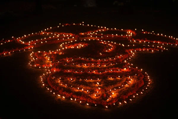 インドのディワリ祭では 夜の芝生の上で伝統的な土灯が美しく設計されています — ストック写真