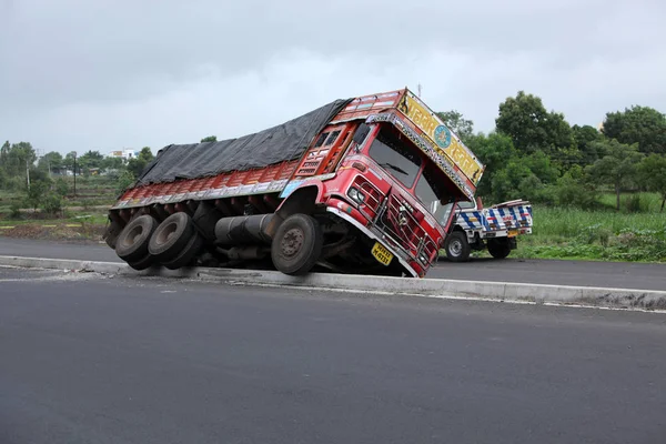 インドの高速道路のスピード違反のため倒れたトラック — ストック写真