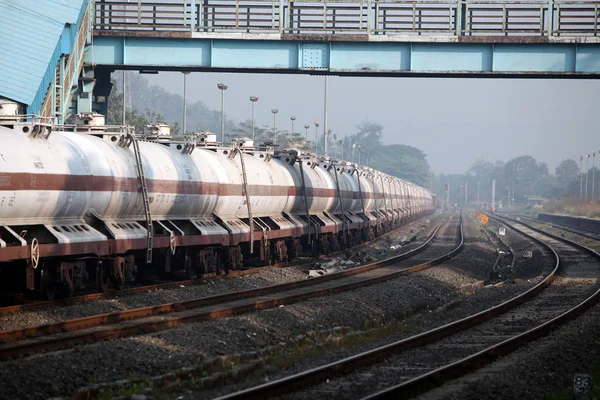 Egy Vonat Ami Benzint Szállít Egy Kanyarban Egy Indiai Vasútállomáson — Stock Fotó
