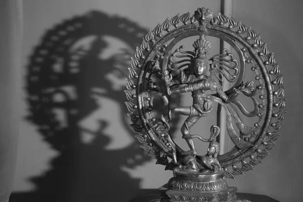 インドの伝統舞踊にならって踊り手によって装飾された ナトラジやナトラジャとも呼ばれる踊りの神シヴァのアンティーク金属彫刻 — ストック写真