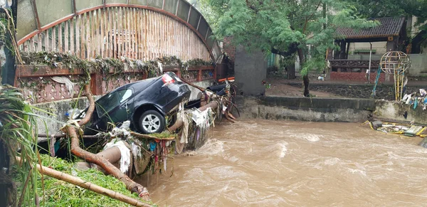 洪水時に橋の中で車が立ち往生 — ストック写真