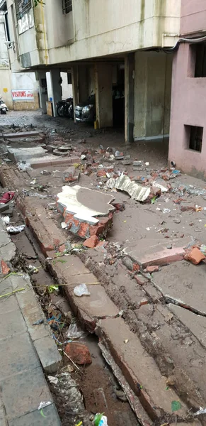 Pune, Índia - 26 de setembro de 2019: Um muro caiu do lado de fora de um bui — Fotografia de Stock