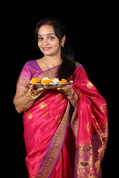 Hermosa mujer india con placa ritual —  Fotos de Stock