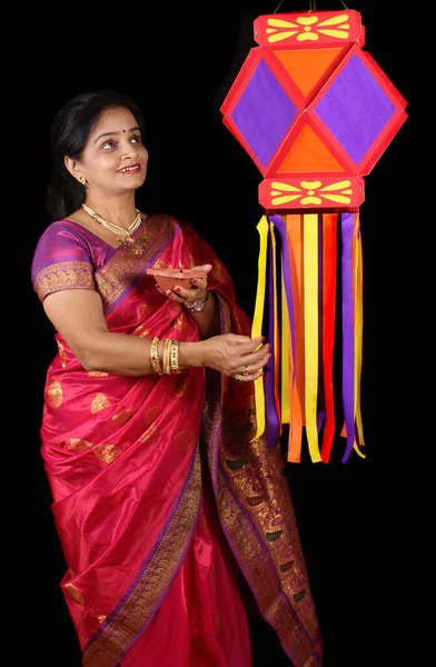Indiska kvinna med Diwali Lantern — Stockfoto