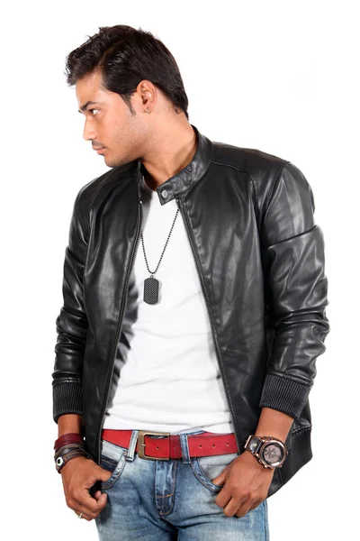 一个年轻的印度男模穿着皮夹克 背景是白色的 — 图库照片