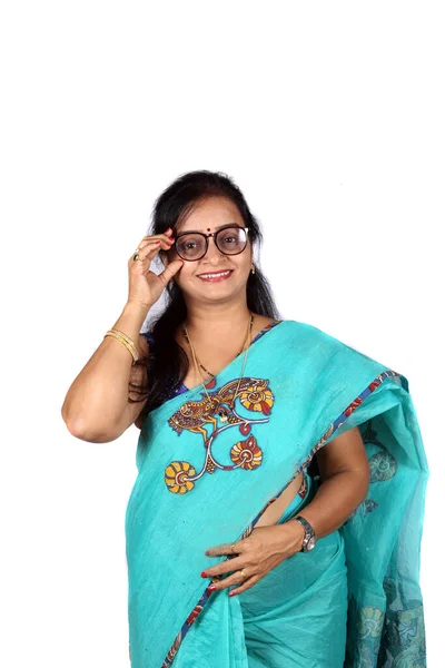 Glad Medelålders Indisk Kvinna Visar Sina Nya Glasögon Vit Studio — Stockfoto