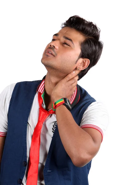 白いスタジオの背景に悪い首の痛みを持つ若いインド人の男 — ストック写真