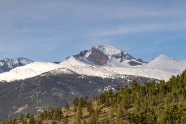 Yakın kadar görünümü, uzun mamul Peak ön planda ağaçları ile güneşli bir günde