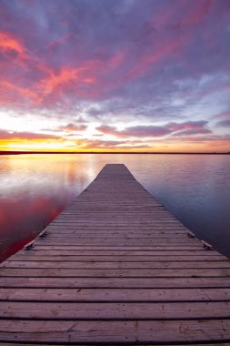 Gündoğumu veya günbatımı bir Colorado göl balıkçılık Dock üzerinde