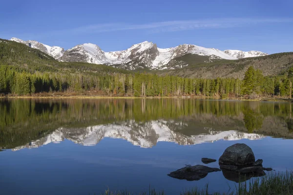 Sabah güneş ışığı tepeler ve ağaçlar Sprague göl Rocky Dağı Milli Parkı'nda Estes Park, Colorado dışında isabet