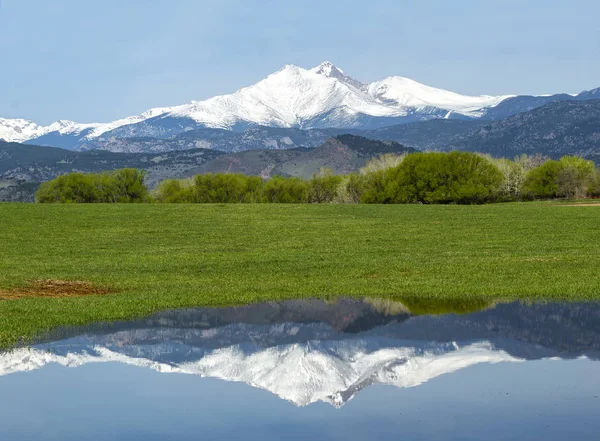 Longs Peak Reflète Dans Les Eaux Long Une Route Campagne — Photo