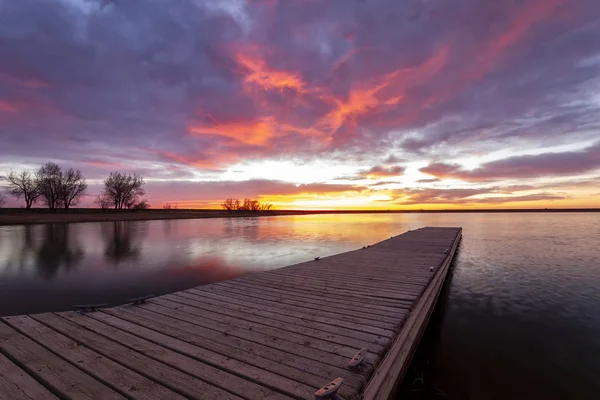 Kleurrijke Wolken Reflecteren Het Meer Bij Zonsopgang Zonsondergang Lon Hagler — Stockfoto