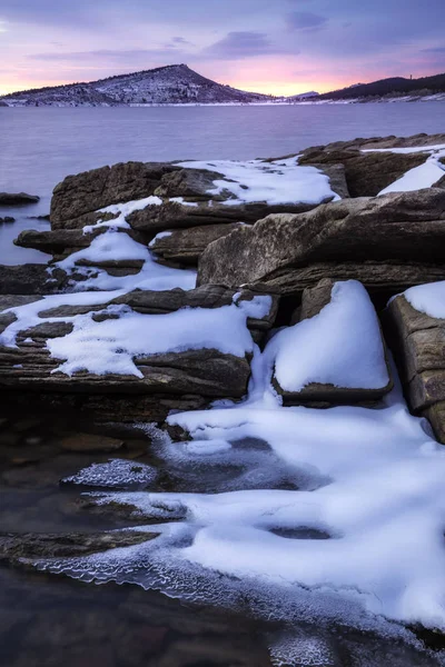 在一个寒冷的冬日早晨 位于洛夫兰科罗拉多州山麓的卡特湖 — 图库照片