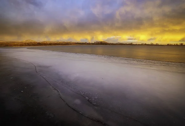 Kleurrijke wolken over een bevroren winter meer — Stockfoto