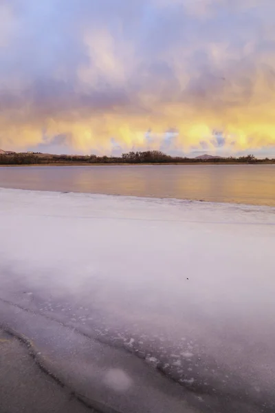 Nuvens coloridas sobre um lago Colorado congelado — Fotografia de Stock