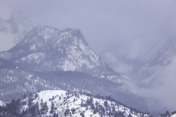 Tempête de neige qui roule sur les sommets des montagnes Rocheuses Nationa — Photo