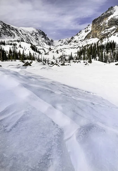 Lac Haiyaha en hiver situé à Rocky Mountain National Pa — Photo