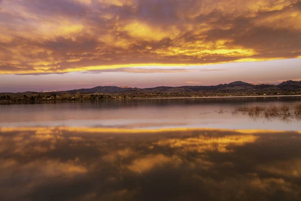 Kolorowy wschód słońca lub sunet odbijający się w jeziorze wzdłuż Colorad — Zdjęcie stockowe