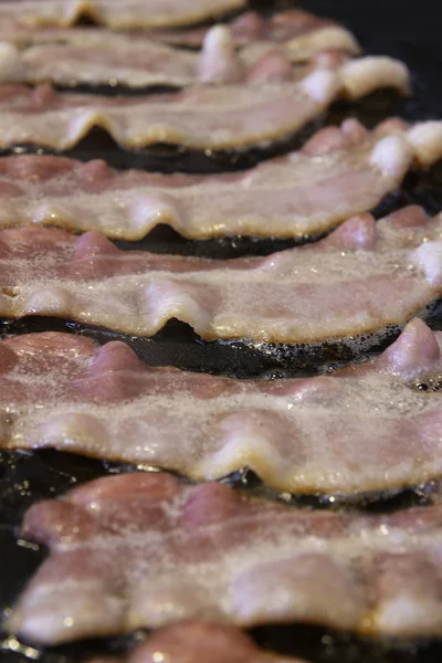 Bacon Sizzling em um Griddle — Fotografia de Stock