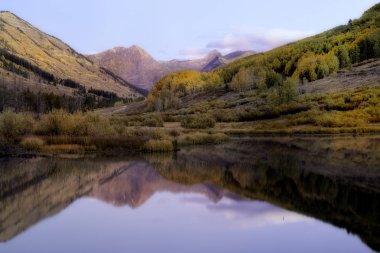 Sonbahar sezonunda Colorado 'da Gündoğumu