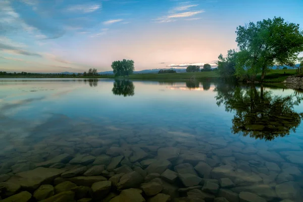 Bomen Reflecteren Het Meer Met Rotsen Voorgrond Een Lenteochtend — Stockfoto