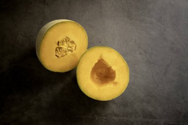 Kahverengi Çimento Üzerinde Taze Kavun Yazı için yeri olan Dokulu Arkaplan