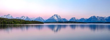 Grand Teton Ulusal Parkı 'nda Jackson Gölü üzerinde gün doğumu