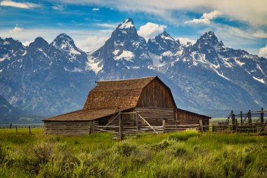 Bulutlu bir günde, Grand Teton Dağları 'nın aşağısındaki Mormon Sokağı' nın gündüz manzarası.