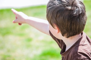 Çok genç çocuk onun parmak işaret.