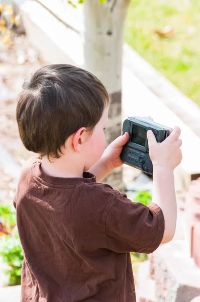 古いカメラで写真を撮る少年 — ストック写真