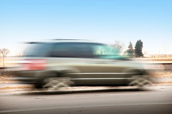 SUV rijden snel op een ochtend pendelen — Stockfoto