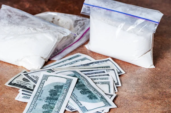 Bolsas con cremallera de cocaína y dinero — Foto de Stock
