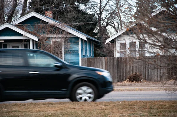 VUS conduisant à travers une petite ville — Photo