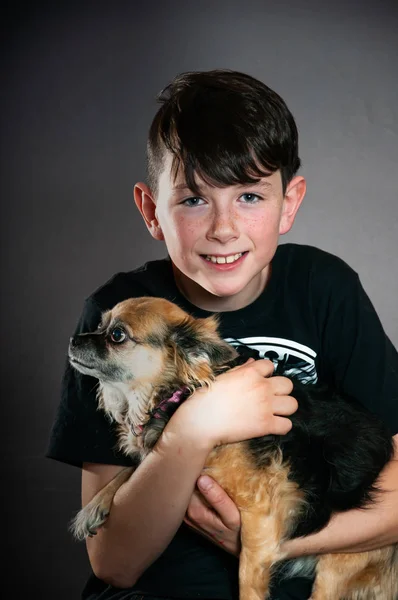 ペット愛犬とハンサムな十代の少年 — ストック写真