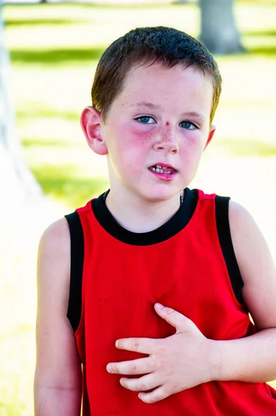 Mały chłopiec czynny z skóry nosa — Zdjęcie stockowe