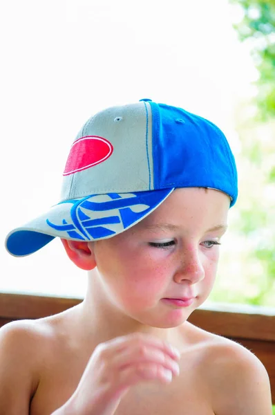 Mały chłopiec z jego kapelusz bokiem — Zdjęcie stockowe