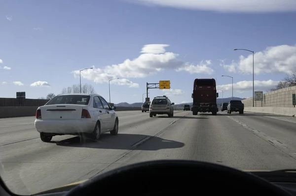 Att hålla flödet av trafik på en interstate highway — Stockfoto