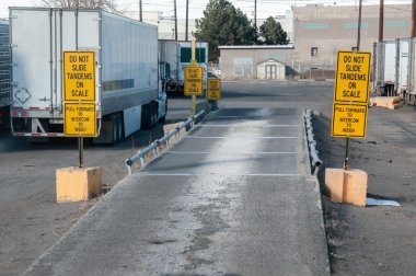 Kamyon ölçekli bir bira dağıtım merkezi
