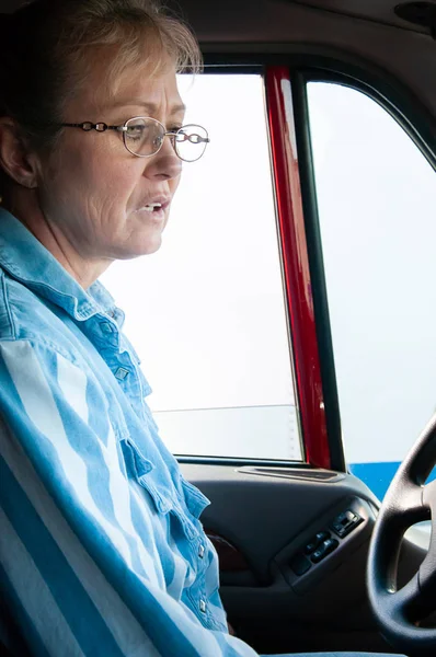 Kadın kamyon şoförü yarı bir kamyonun kabini içinde — Stok fotoğraf