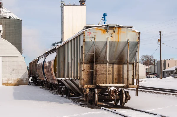 Lege spoor auto's wachten om te worden geladen — Stockfoto