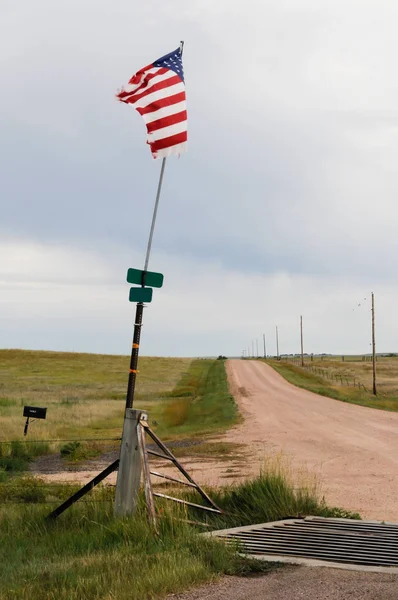 Rancheiro patriótico voando uma bandeira em sua estrada . — Fotografia de Stock