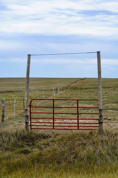 Закрытый забор, чтобы оградить лошадей в Колорадо, США
.