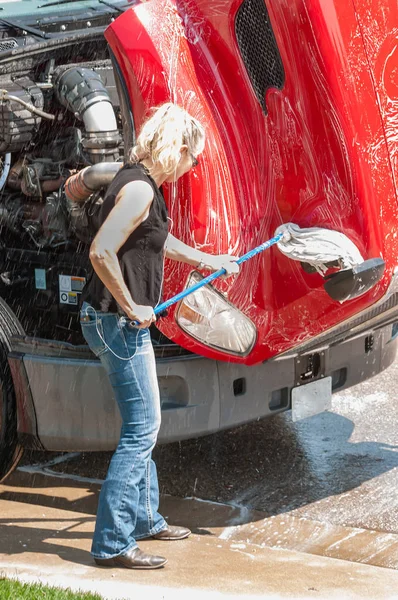 Vrouw vrachtwagenchauffeur wassen semi-truck thuis — Stockfoto