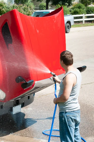 Jeune homme lavant un semi-camion à la maison . — Photo