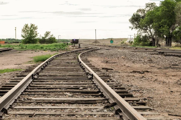 Acompanhamento ferroviário para o depósito deserto no centro do Colorado, EUA — Fotografia de Stock