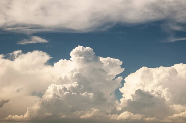 Grandes nuvens cumulativas enchem o céu azul no Colorado . — Fotografia de Stock