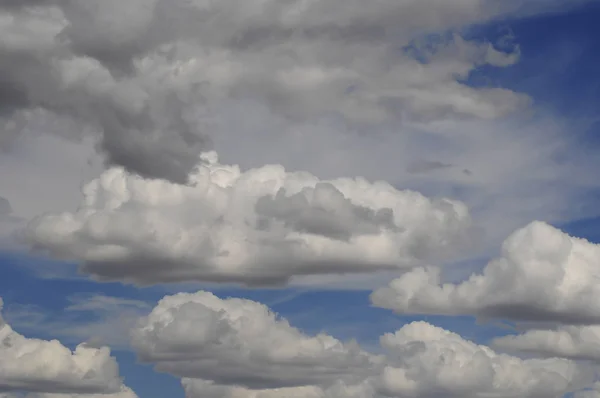 Trübe Wolkenlandschaft mit Resten eines Regensturms. — Stockfoto