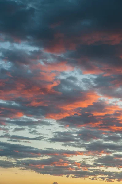 Hermoso paisaje nublado al amanecer —  Fotos de Stock